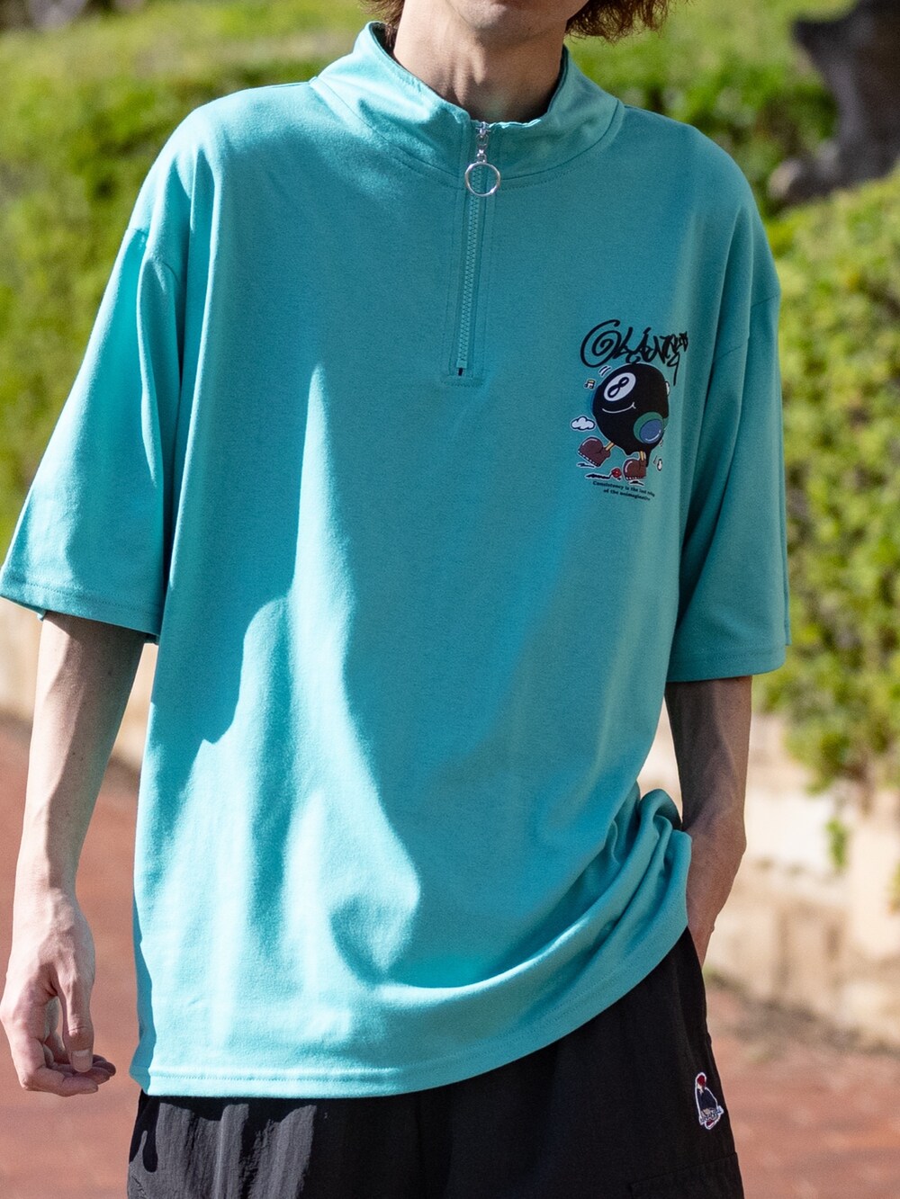 ベージュ系のカーゴパンツ、グリーン系のTシャツ/カットソーを着用したメンズの春コーディネートの5枚目の写真