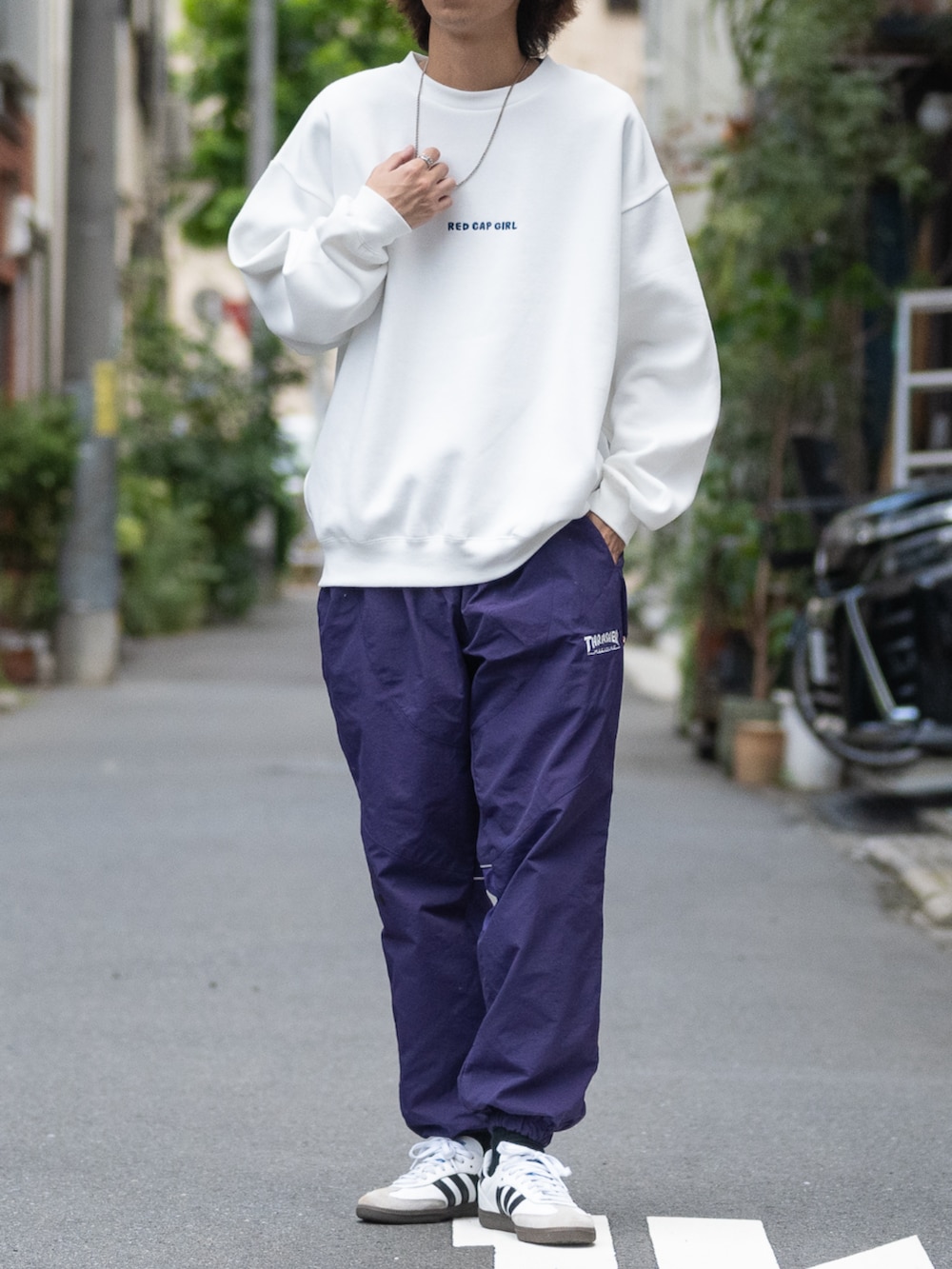ホワイト系のスニーカー、パープル系のその他パンツ、ホワイト系のスウェットを着用したメンズの秋コーディネートの3枚目の写真