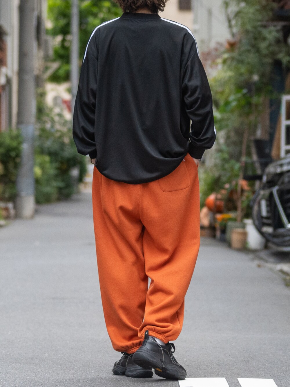 「セットアップ、プチプラ、冬コーデ、スウェット、スニーカー、お出かけコーデ、johnscloset、redcapgirl、スポーツミックス、OAO」｜「Red Cap Girlの【a-r】〔Red Cap Girl/レッドキャップガール〕　 裏起毛 ワンポイント刺繍 ワイドスウェットパンツ（スウェットパンツ、オレンジ系）」を使った、ますさん（メンズ・177cm）の秋コーディネートの3枚目の写真