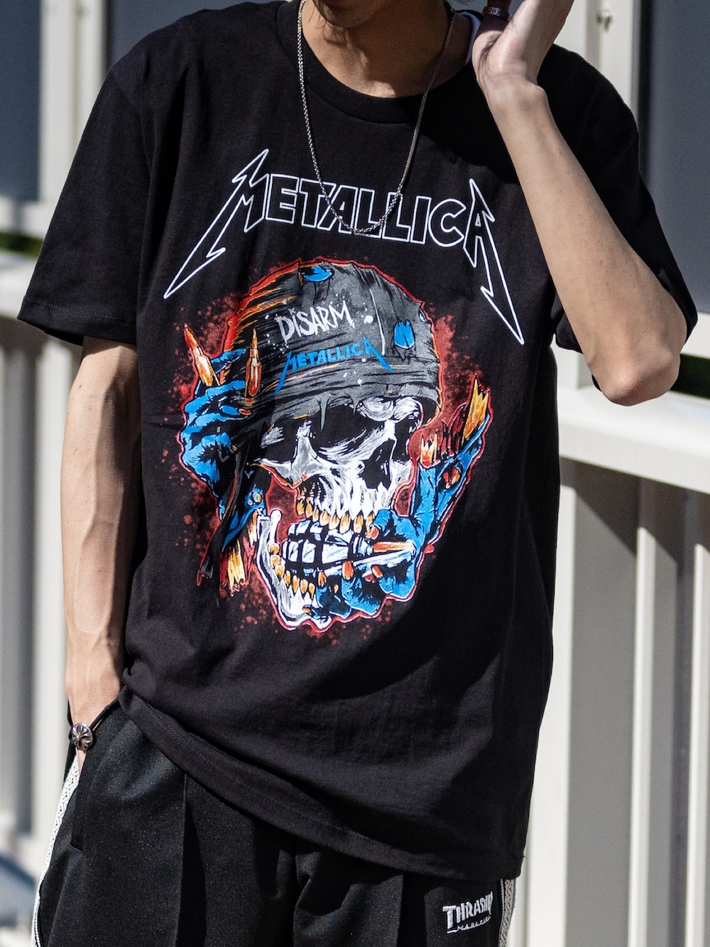 ブラック系のジャージ、ブラック系のTシャツ/カットソーを着用したメンズの夏コーディネートの2枚目の写真