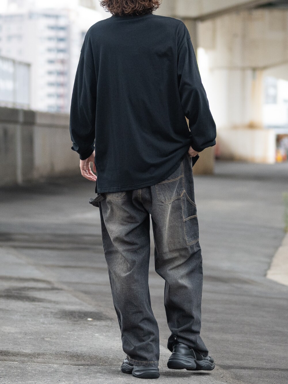 ブラック系のTシャツ/カットソー、ブラック系のデニムパンツを着用したメンズの秋コーディネートの3枚目の写真