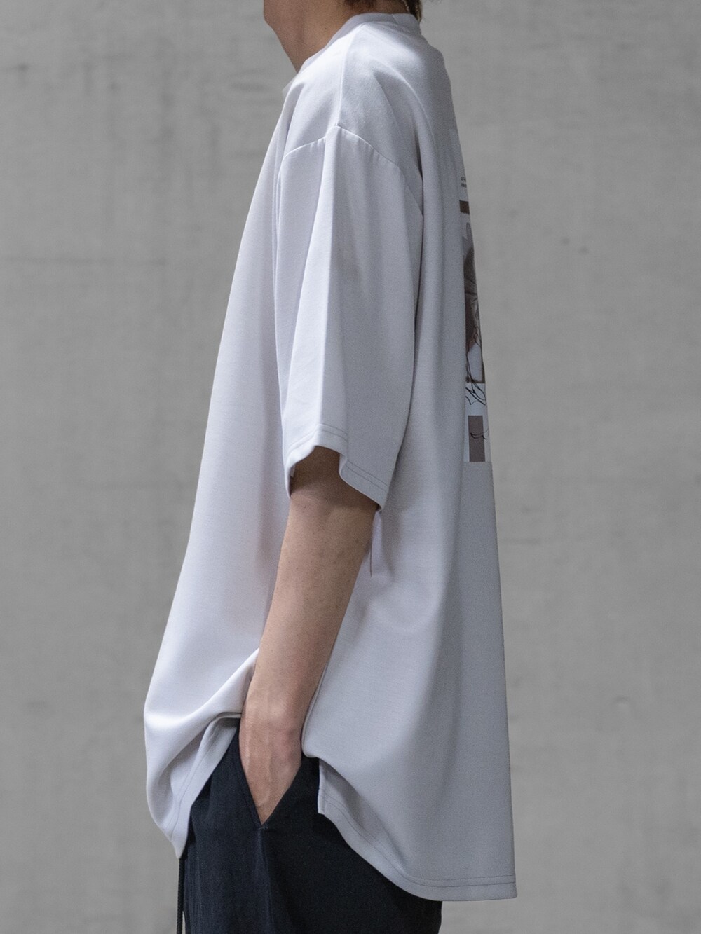 グレー系のTシャツ/カットソー、ブラック系のドレスシューズを着用したメンズの春コーディネートの4枚目の写真