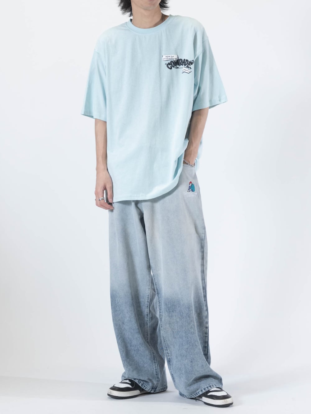 ブルー系のデニムパンツ、グレー系のTシャツ/カットソーを着用したメンズの夏コーディネートの3枚目の写真