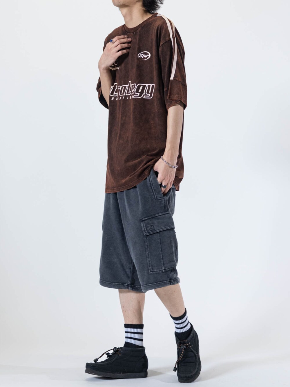 ブラック系のスニーカー、ブラウン系のTシャツ/カットソー、グレー系のその他パンツを着用したメンズの夏コーディネートの2枚目の写真