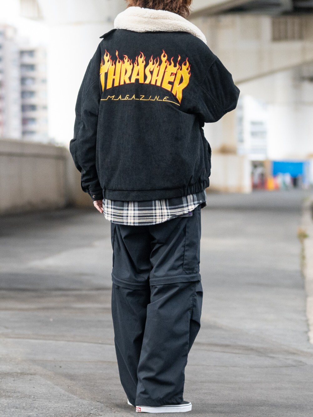 ブラック系のミリタリージャケット、ブラック系のカーゴパンツ、ブラック系のシャツ/ブラウスを着用したメンズの冬コーディネートの3枚目の写真