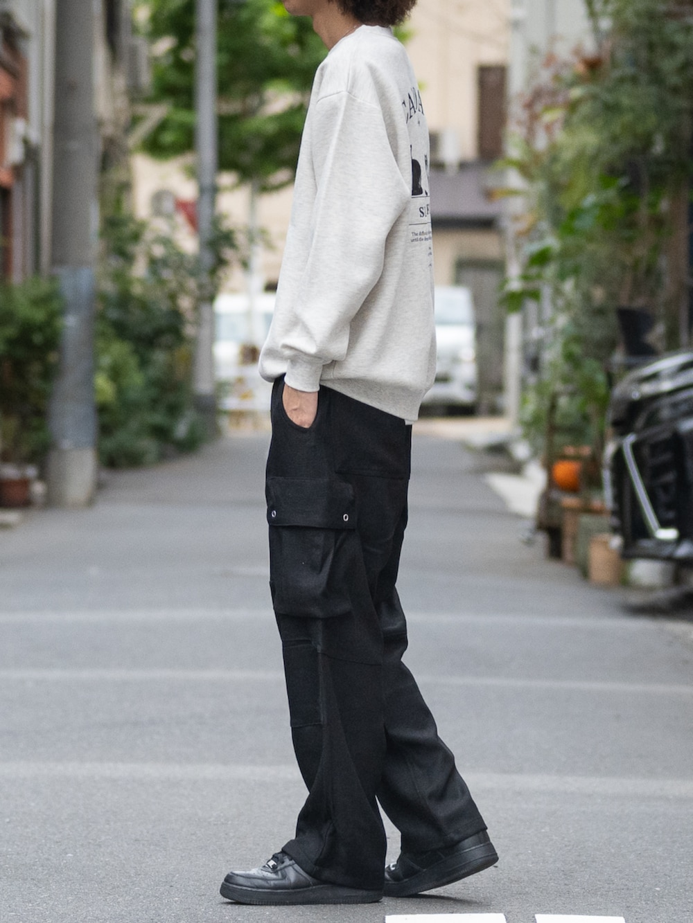 ブラック系のカーゴパンツ、ベージュ系のパーカーを着用したメンズの冬コーディネートの2枚目の写真