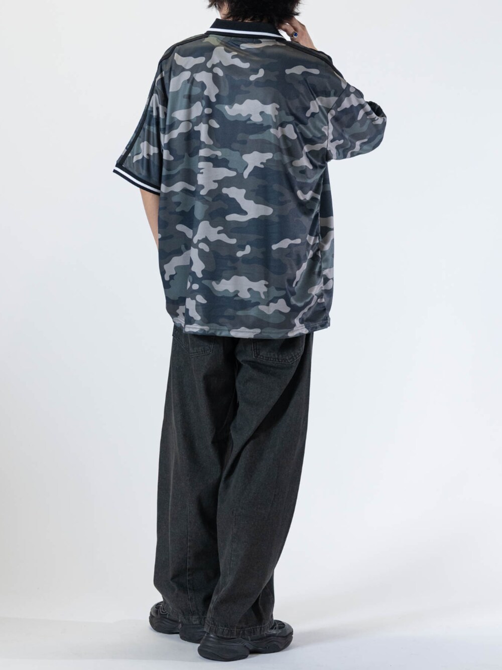 グリーン系のTシャツ/カットソー、ブラック系のデニムパンツを着用したメンズの夏コーディネートの3枚目の写真