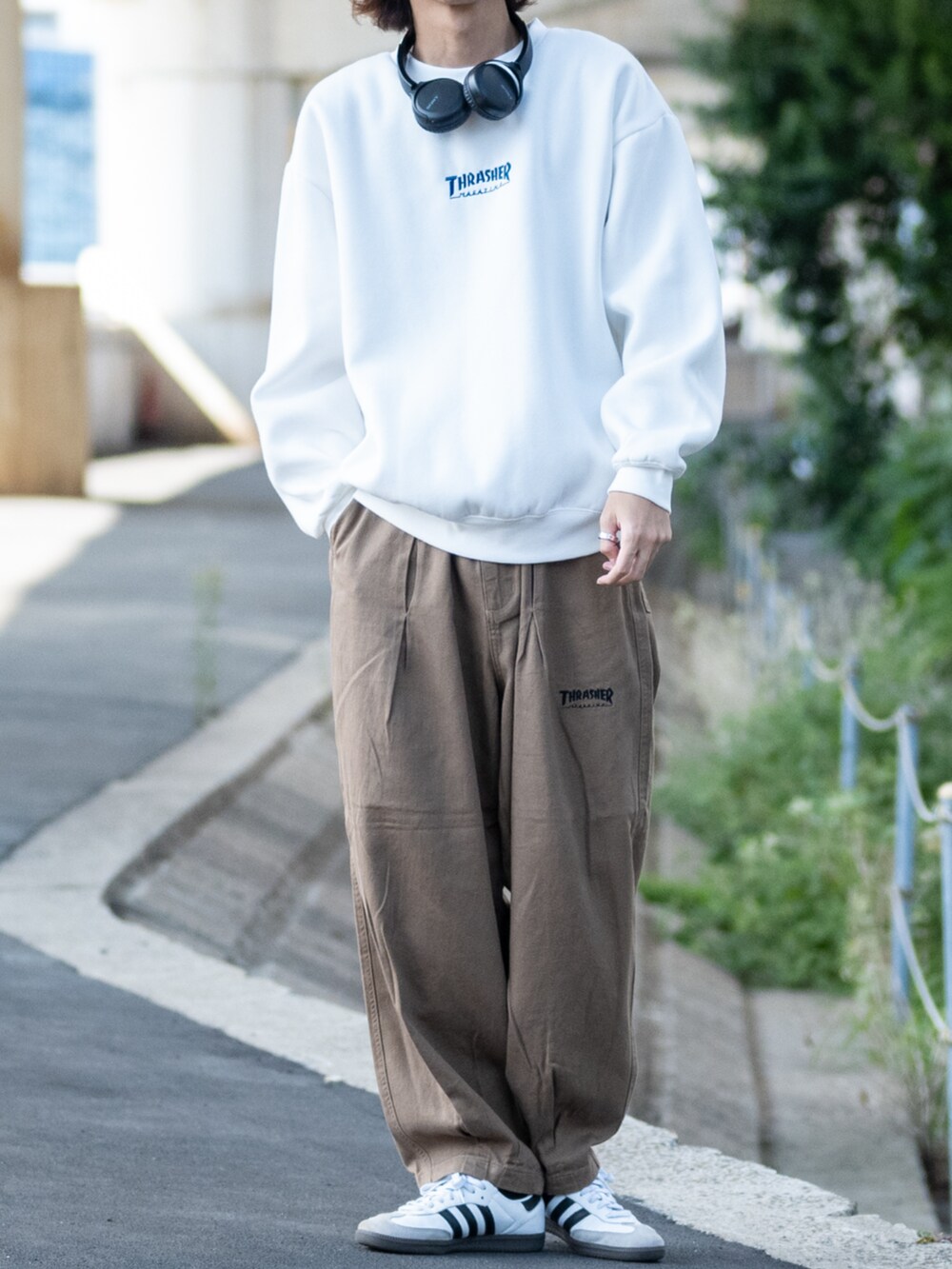 ホワイト系のスニーカー、ベージュ系のデニムパンツ、ホワイト系のスウェットを着用したメンズの秋コーディネートの3枚目の写真