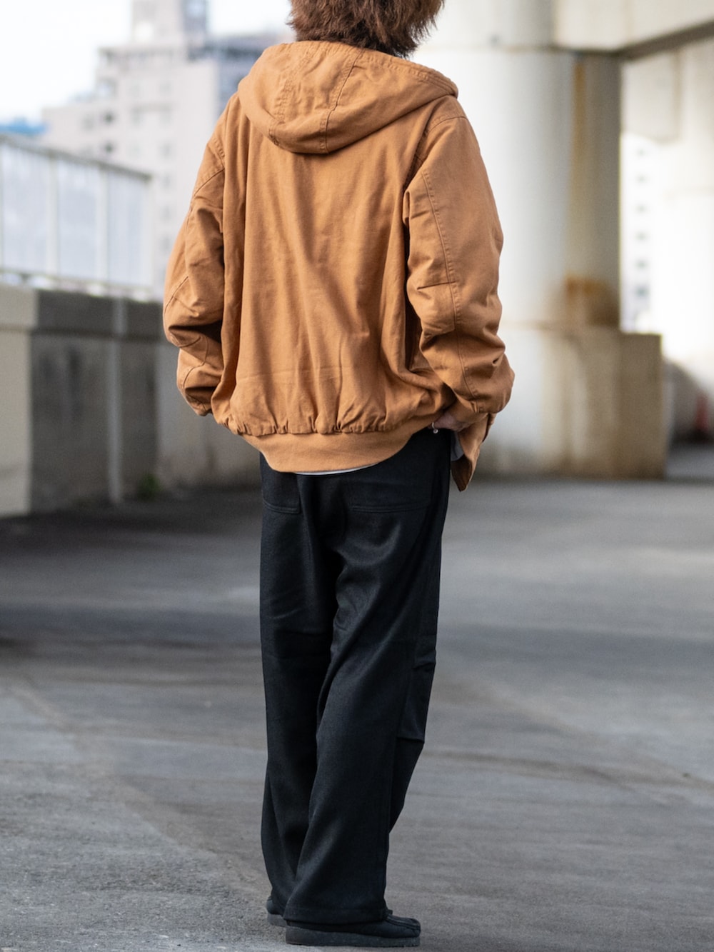 ブルー系のカーゴパンツ、イエロー系のパーカーを着用したメンズの冬コーディネートの3枚目の写真