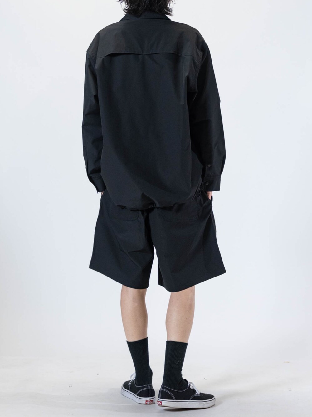 ブラック系のスニーカー、ブラック系のシャツ/ブラウス、ブラック系のその他パンツを着用したメンズの夏コーディネートの3枚目の写真