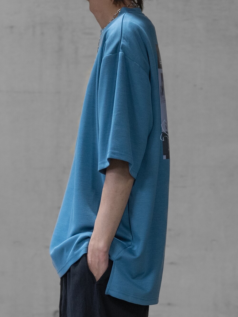 ブラック系のカーゴパンツ、ブラック系のドレスシューズ、ブルー系のTシャツ/カットソーを着用したメンズの春コーディネートの4枚目の写真