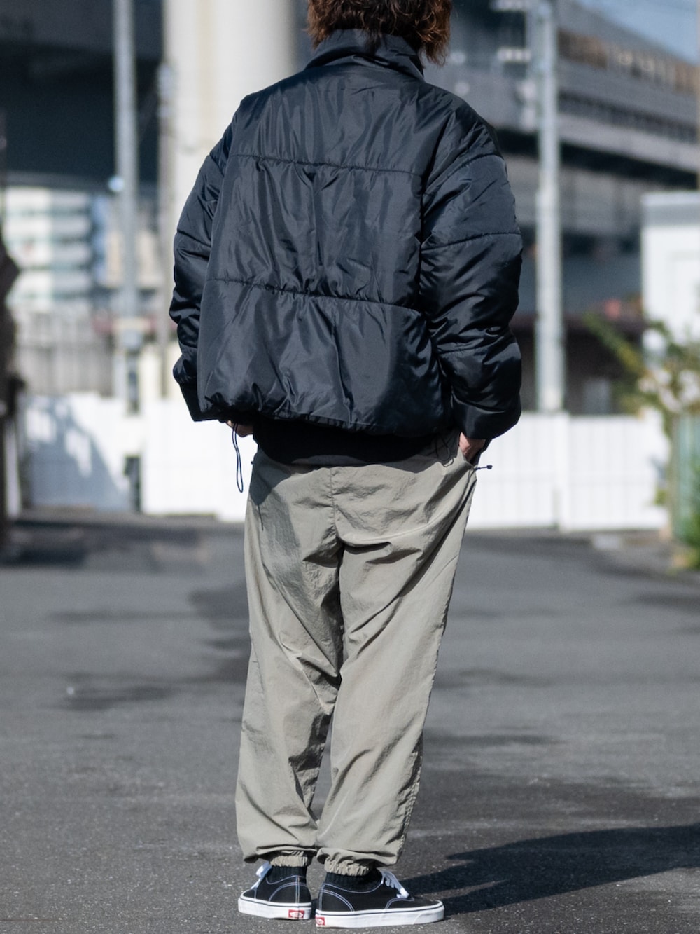 ベージュ系のスウェットパンツ、ブラック系のダウンジャケット/コートを着用したメンズの冬コーディネートの3枚目の写真