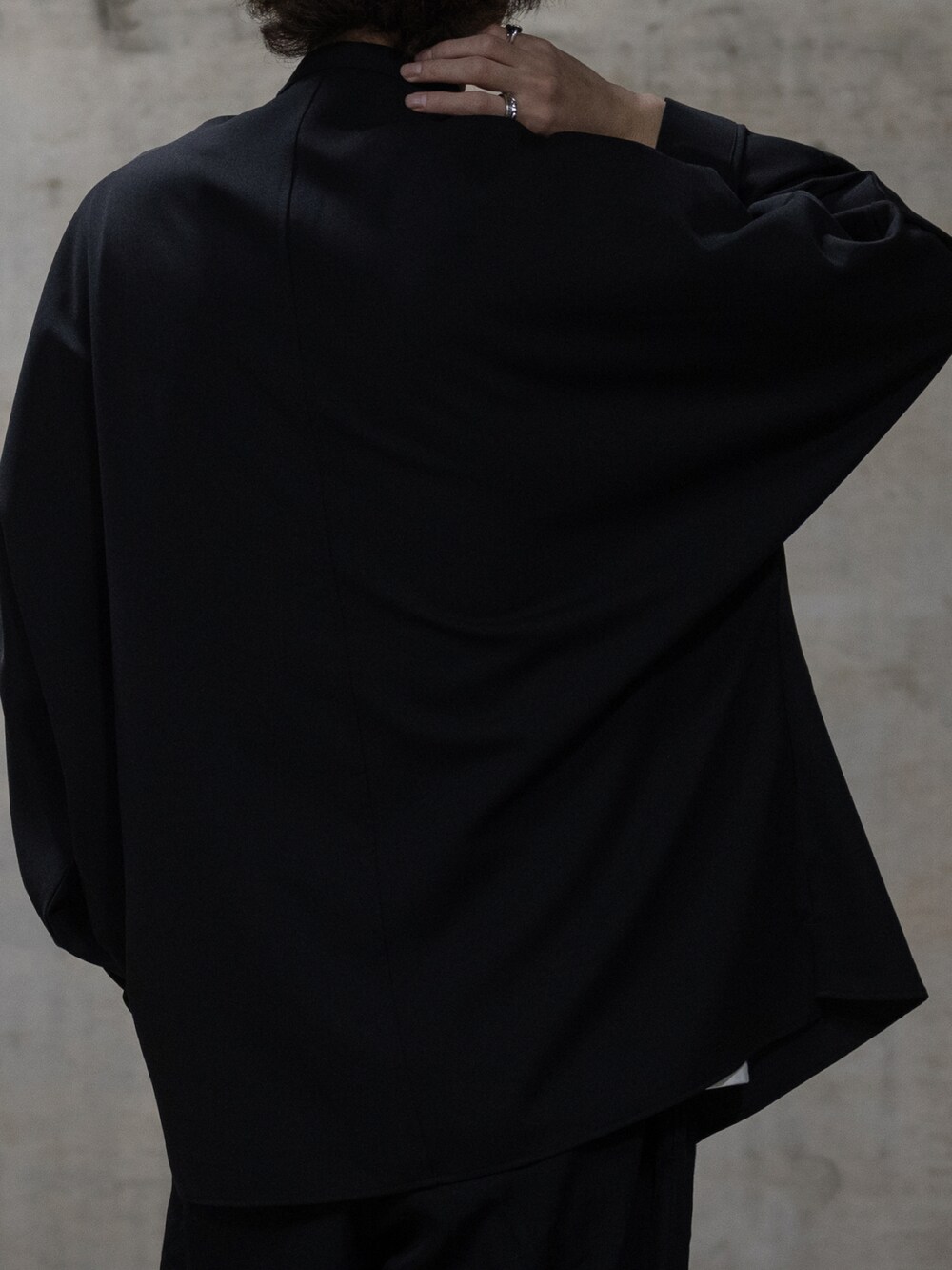 ブラック系のブーツ、グレー系のカーゴパンツ、ブラック系のシャツ/ブラウスを着用したメンズの冬コーディネートの4枚目の写真