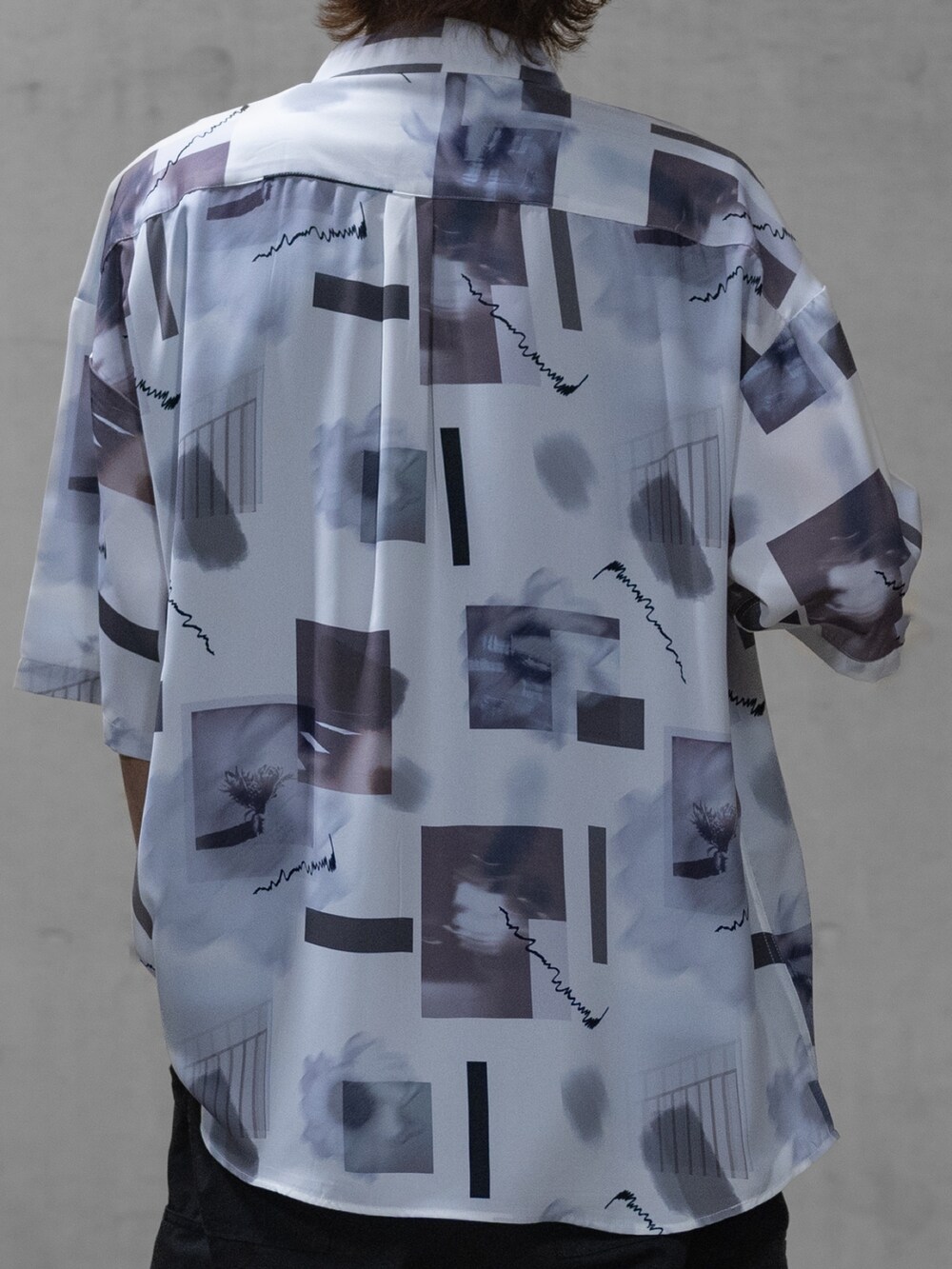 グレー系のスラックス、ブラック系のドレスシューズ、ホワイト系のシャツ/ブラウスを着用したメンズの春コーディネートの4枚目の写真