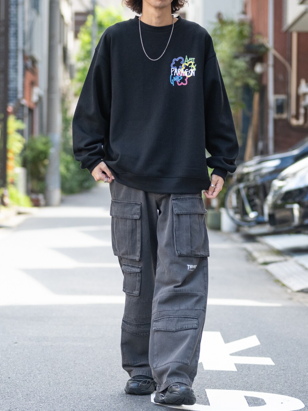 ブルー系のデニムパンツ、ブラック系のスウェットを着用したメンズの秋コーディネートの3枚目の写真