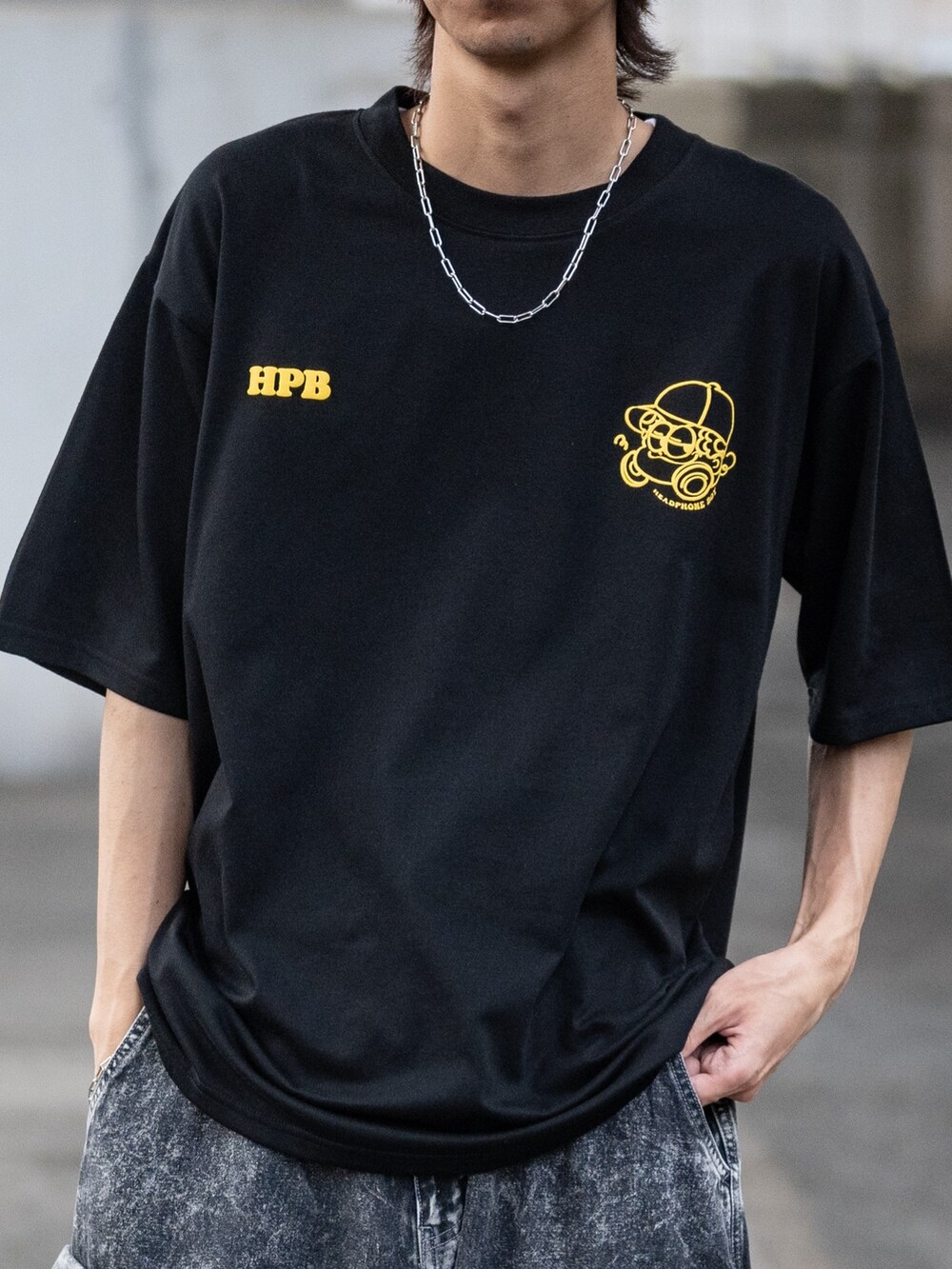 ブラック系のデニムパンツ、ブラック系のTシャツ/カットソー、その他のネックレスを着用したメンズの夏コーディネートの4枚目の写真