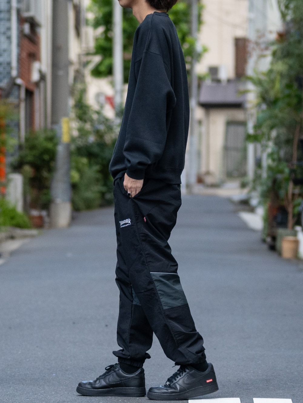 「古着MIX、日常に魔法を、セットアップ、スウェット、プチプラ、冬コーデ、スニーカー、韓国ファッション、シンプル、ストリートコーデ、redcapgirl、THRASHER、NIKE、johnscloset」｜「THRASHERの【3】〔THRASHER/スラッシャー〕ナイロンワッシャー 裏メッシュ パイピング ワイドパンツ（その他パンツ、ブラック系）」を使った、ますさん（メンズ・177cm）の秋コーディネートの2枚目の写真