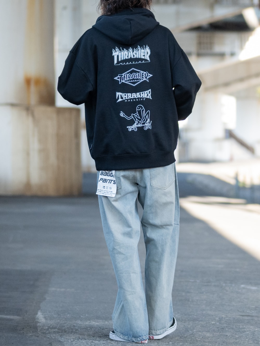 ブラック系のスニーカー、ブルー系のデニムパンツ、ブラック系のパーカーを着用したメンズの冬コーディネートの3枚目の写真