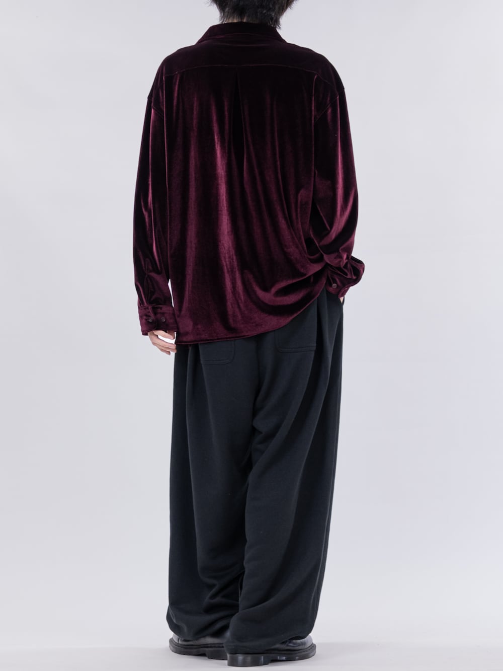 ブラック系のドレスシューズ、グレー系のスラックス、パープル系のシャツ/ブラウスを着用したメンズの冬コーディネートの3枚目の写真