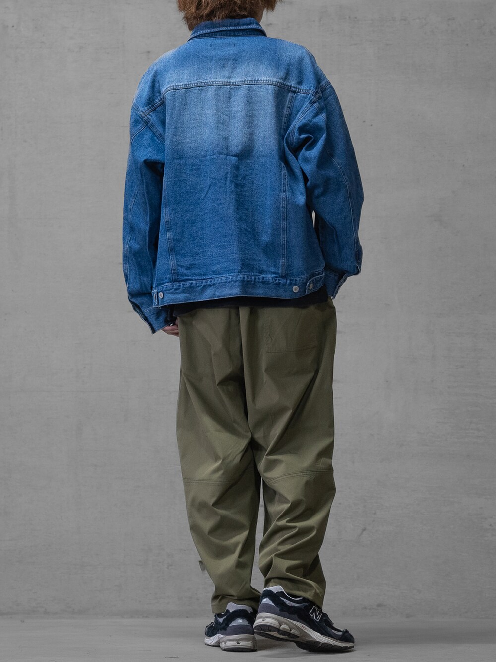 「スニーカー、デニム、デニムジャケット、New Balance、大人カジュアル、休日スタイル、バルーンパンツ、春コーデ、johnscloset、春のおしゃ見えテクニック」｜「JOHN'S CLOSETの【t】ナチュラルストレッチ バルーンワイドパンツ（スラックス、グリーン系）」を使った、ますさん（メンズ・177cm）の春コーディネートの4枚目の写真