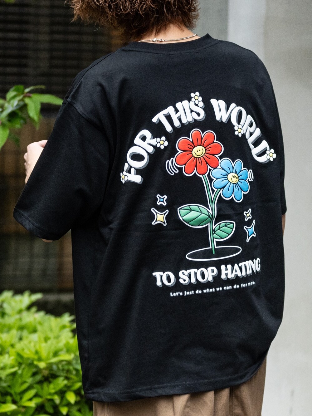 ブラウン系のデニムパンツ、ブラック系のスニーカー、ブラック系のTシャツ/カットソーを着用したメンズの春コーディネートの5枚目の写真