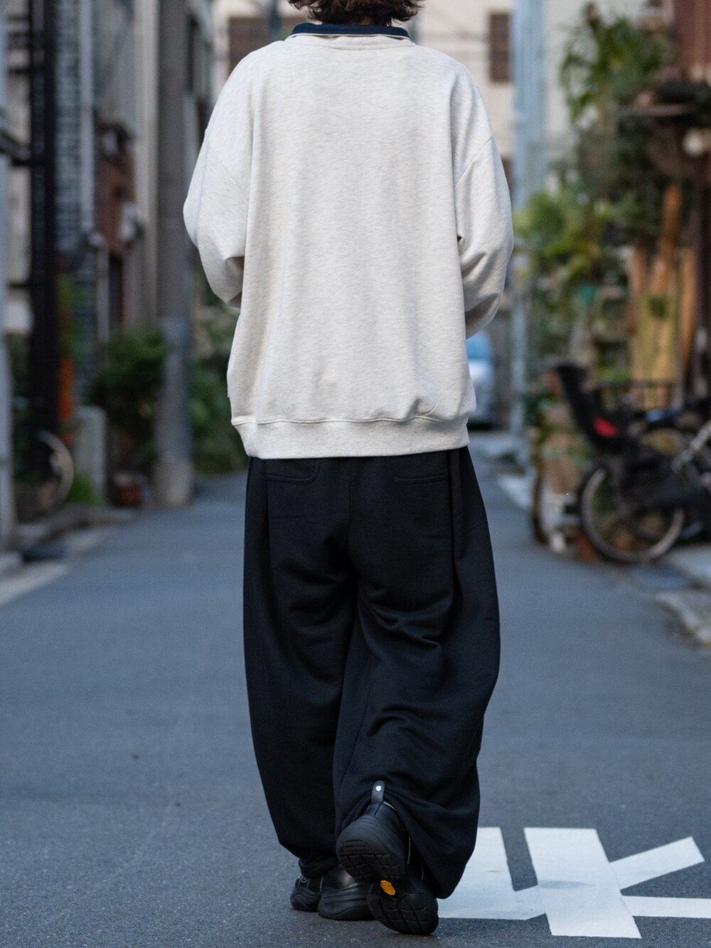 ブラック系のスウェットパンツ、ベージュ系のスウェットを着用したメンズの秋コーディネートの3枚目の写真