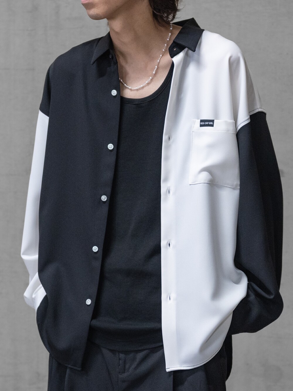 ブラック系のその他パンツ、ブラック系のドレスシューズ、その他のシャツ/ブラウスを着用したメンズの夏コーディネートの3枚目の写真