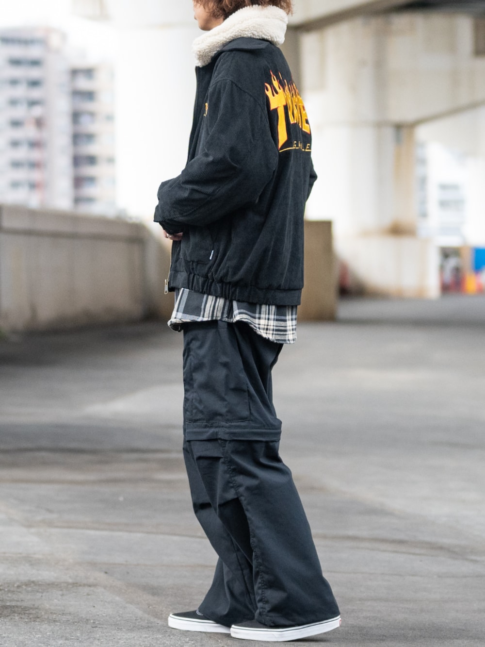 ブラック系のミリタリージャケット、ブラック系のカーゴパンツ、ブラック系のシャツ/ブラウスを着用したメンズの冬コーディネートの2枚目の写真