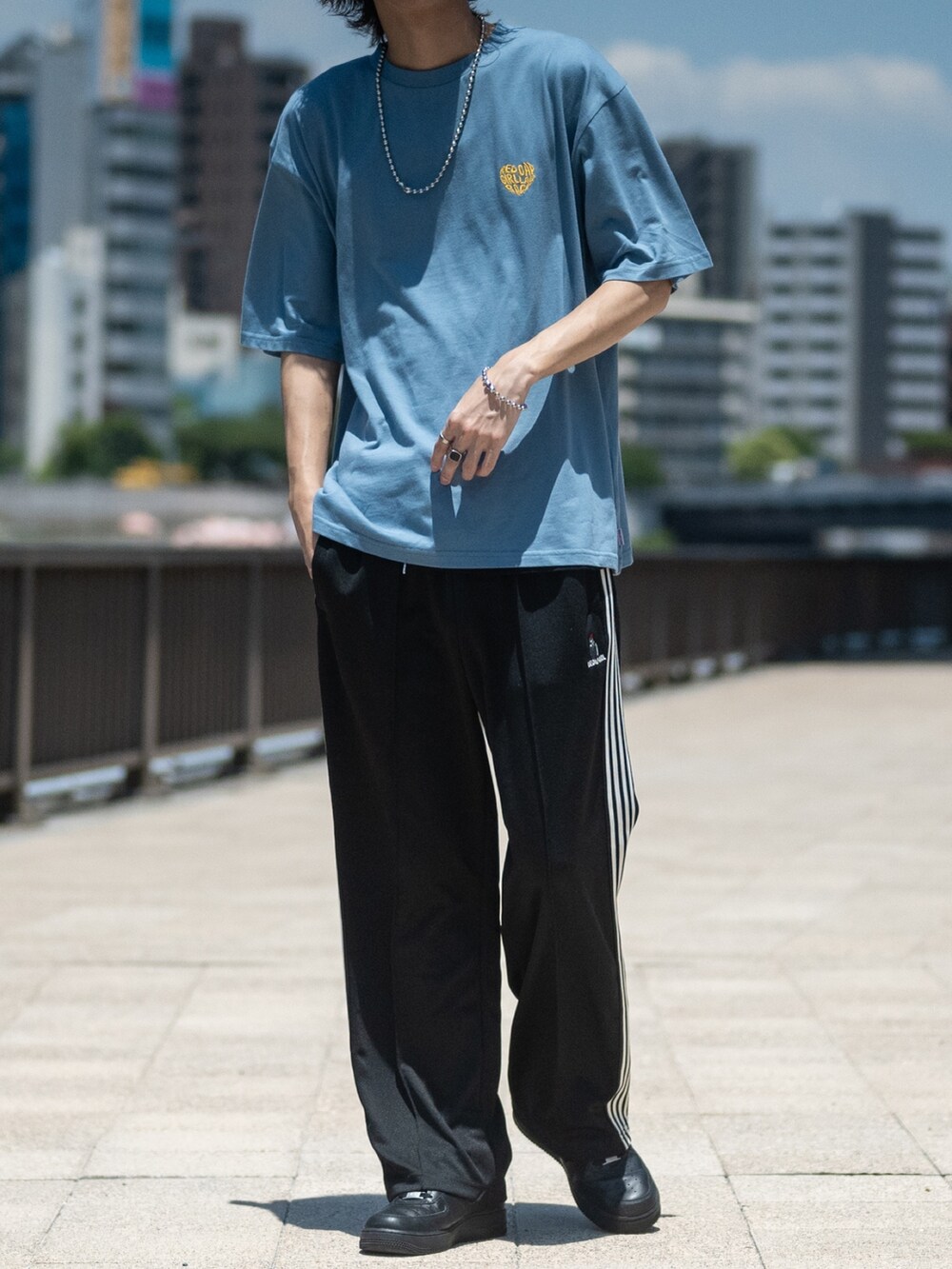 ホワイト系のその他パンツ、ブルー系のTシャツ/カットソーを着用したメンズの夏コーディネートの3枚目の写真