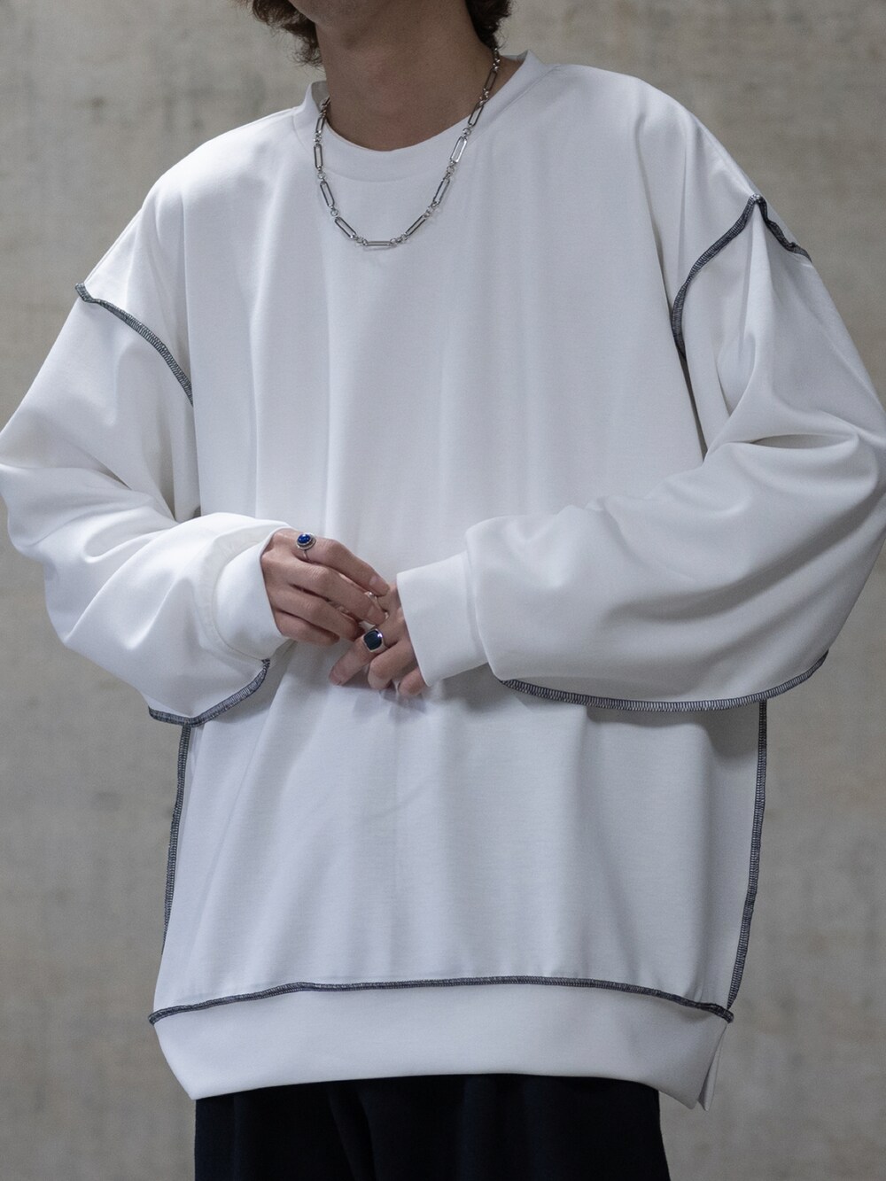 ブラック系のブーツ、グリーン系のカーゴパンツ、ホワイト系のスウェットを着用したメンズの冬コーディネートの2枚目の写真