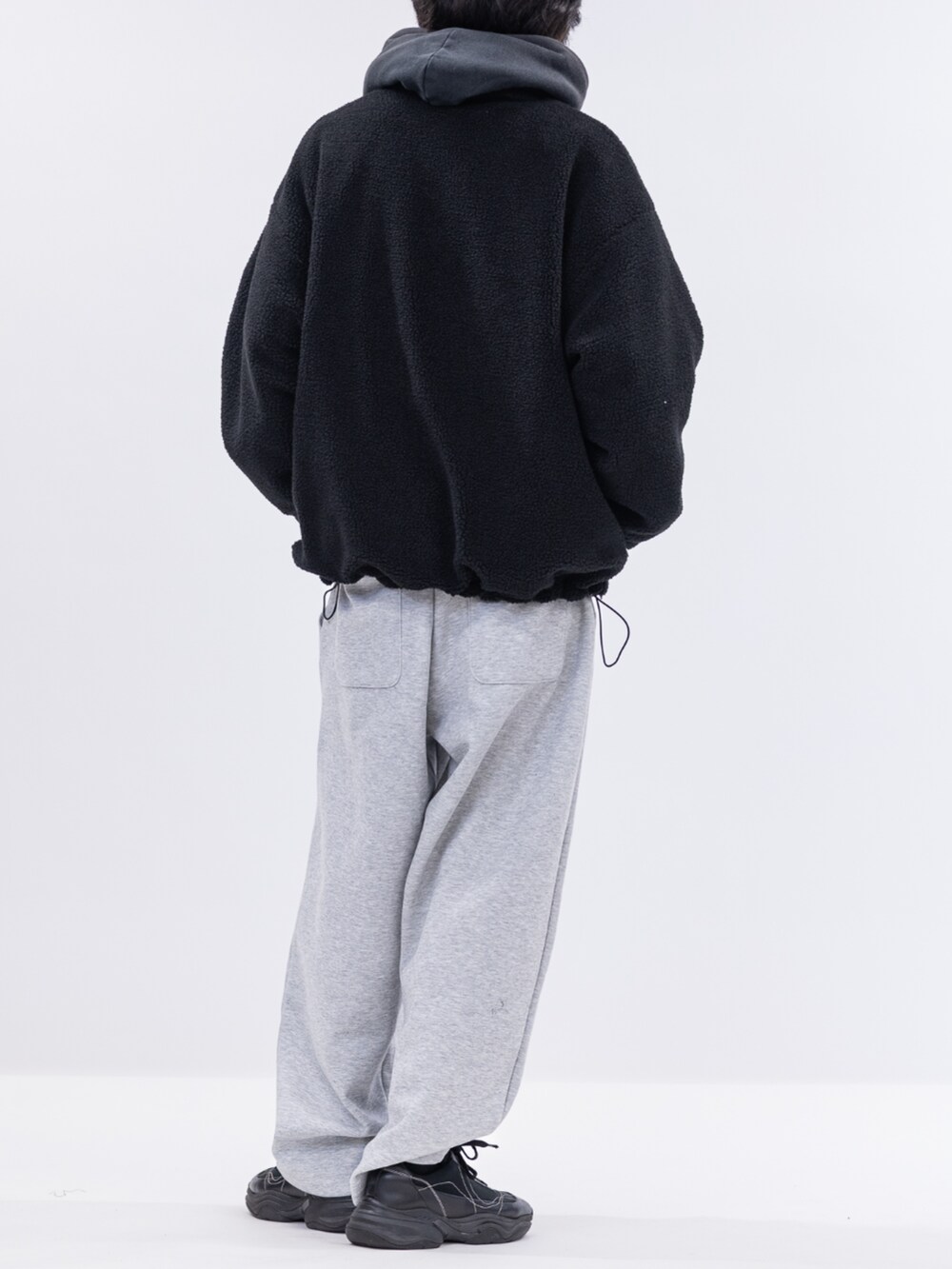 ブラック系のナイロンジャケットを着用したメンズの冬コーディネートの6枚目の写真