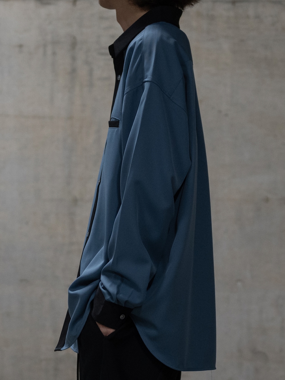 ブラック系のブーツ、グレー系のカーゴパンツ、ブルー系のシャツ/ブラウスを着用したメンズの冬コーディネートの3枚目の写真