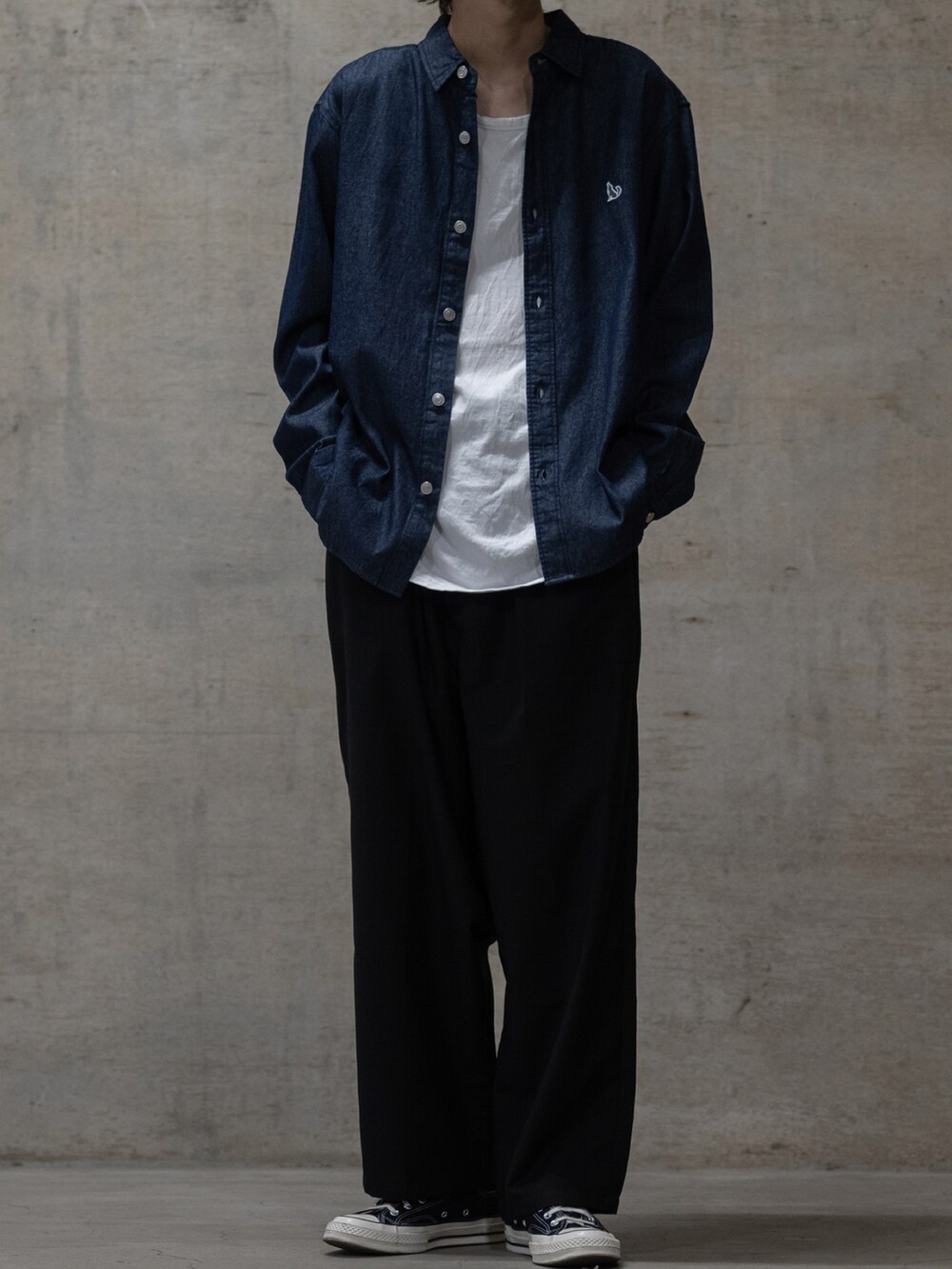 ブラック系のスラックス、ブラック系のスニーカー、ブルー系のシャツ/ブラウスを着用したメンズの秋コーディネートの2枚目の写真