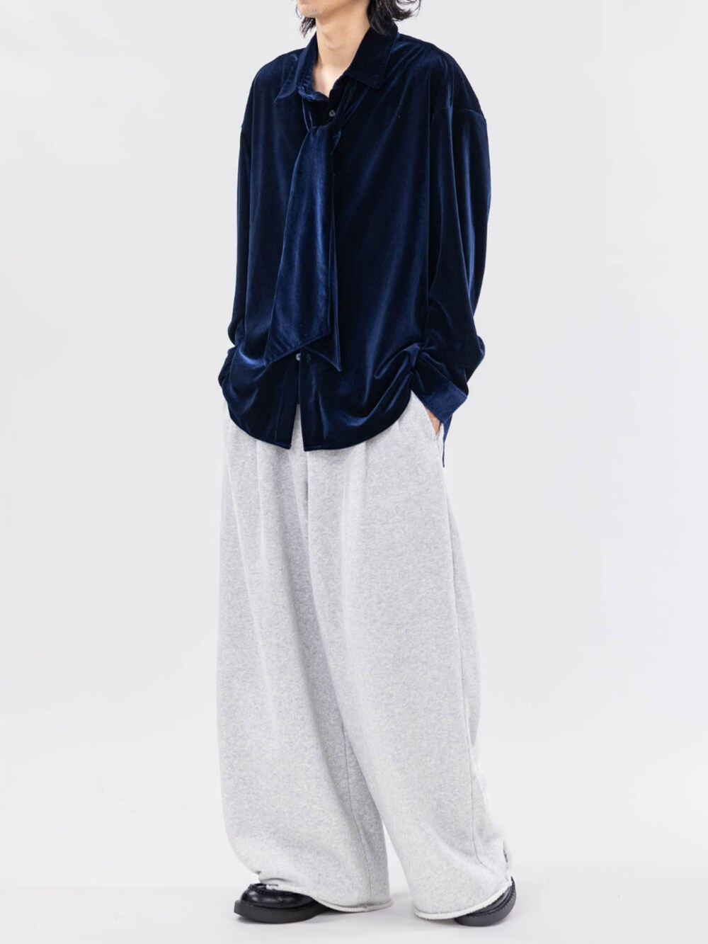 ブルー系のシャツ/ブラウス、グレー系のスラックスを着用したメンズの秋コーディネートの2枚目の写真