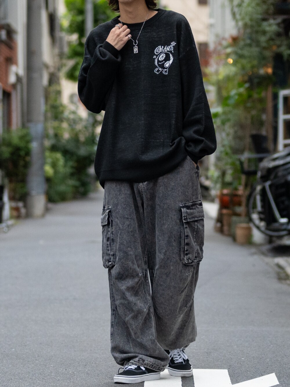 ブラック系のデニムパンツ、ブラック系のニット/セーターを着用したメンズの冬コーディネートの3枚目の写真