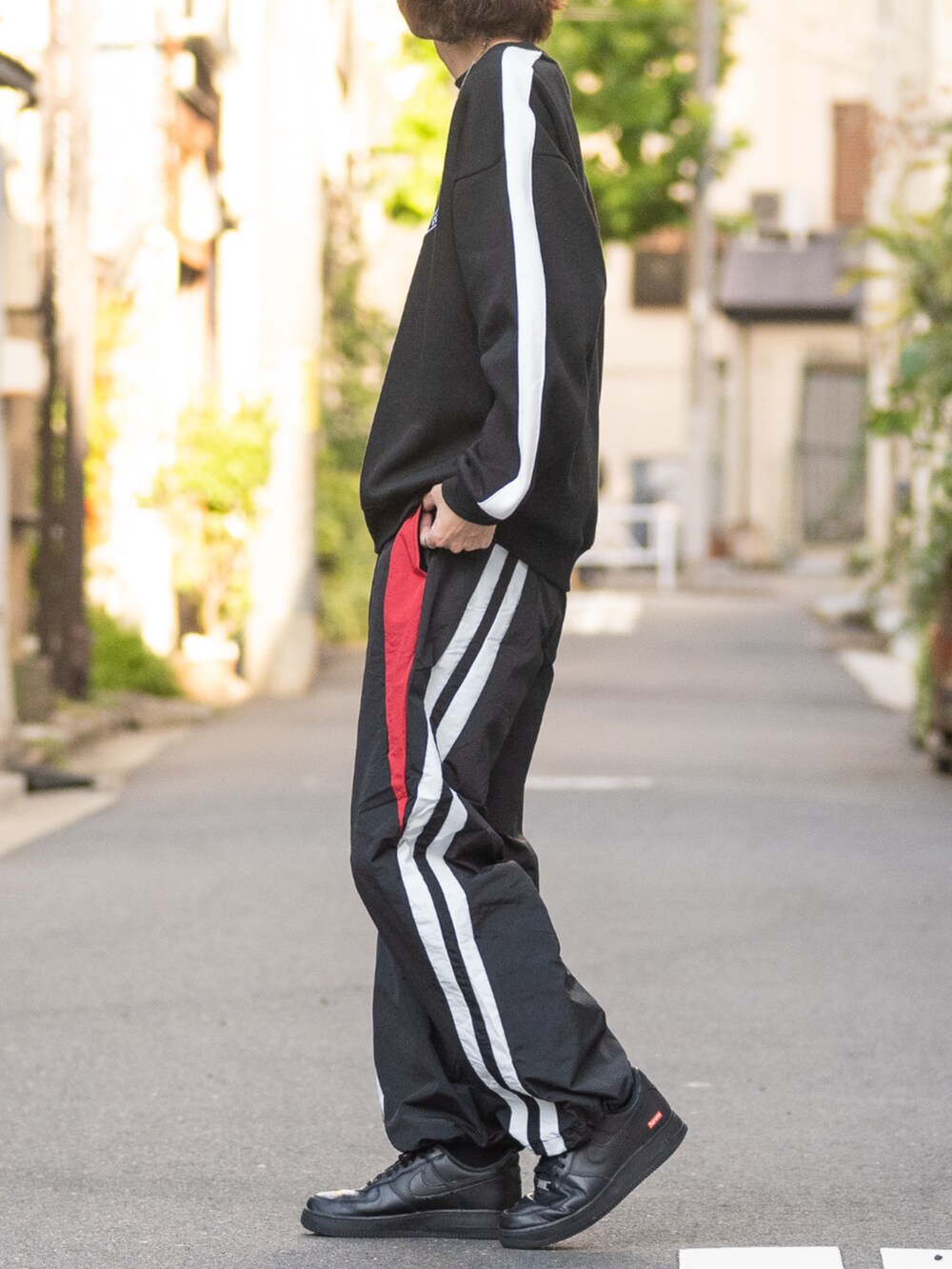 ブラック系のその他パンツ、ブラック系のスウェットを着用したメンズの秋コーディネートの2枚目の写真
