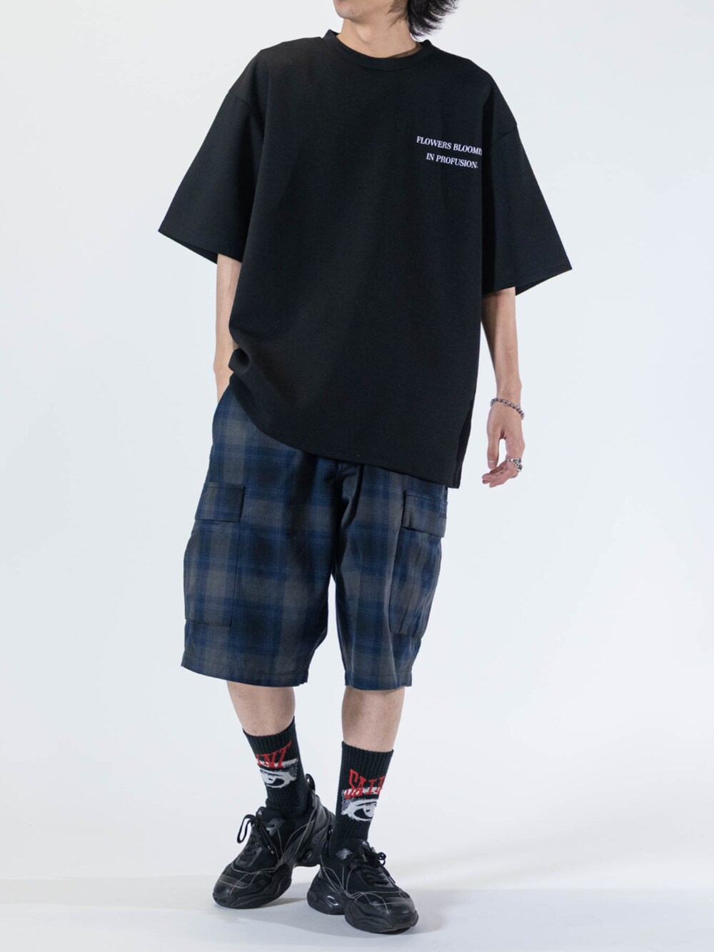 ブラック系のTシャツ/カットソーを着用したメンズの夏コーディネートの3枚目の写真