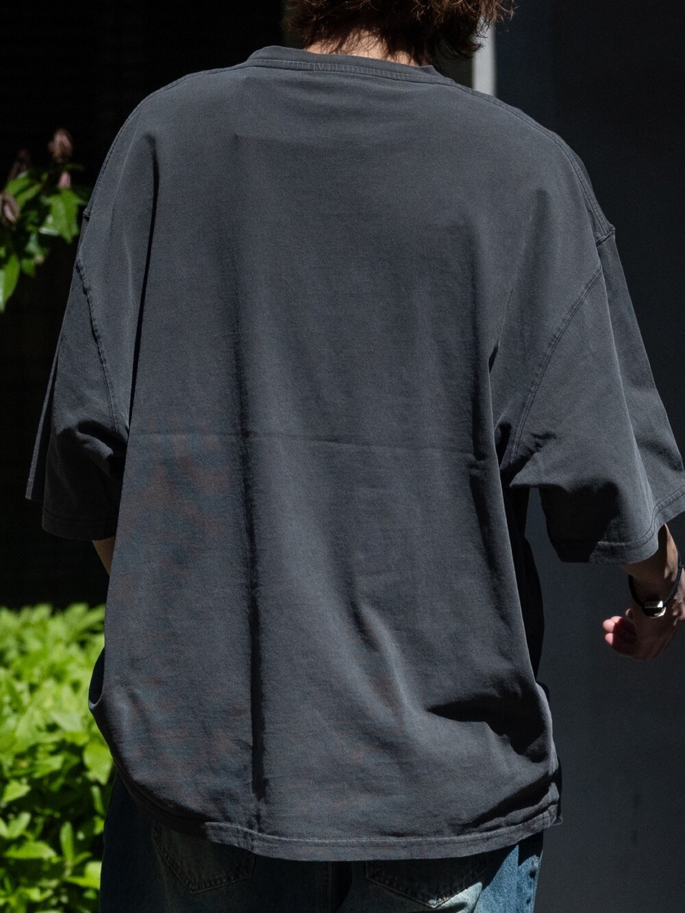 ブルー系のデニムパンツ、グレー系のTシャツ/カットソーを着用したメンズの春コーディネートの4枚目の写真