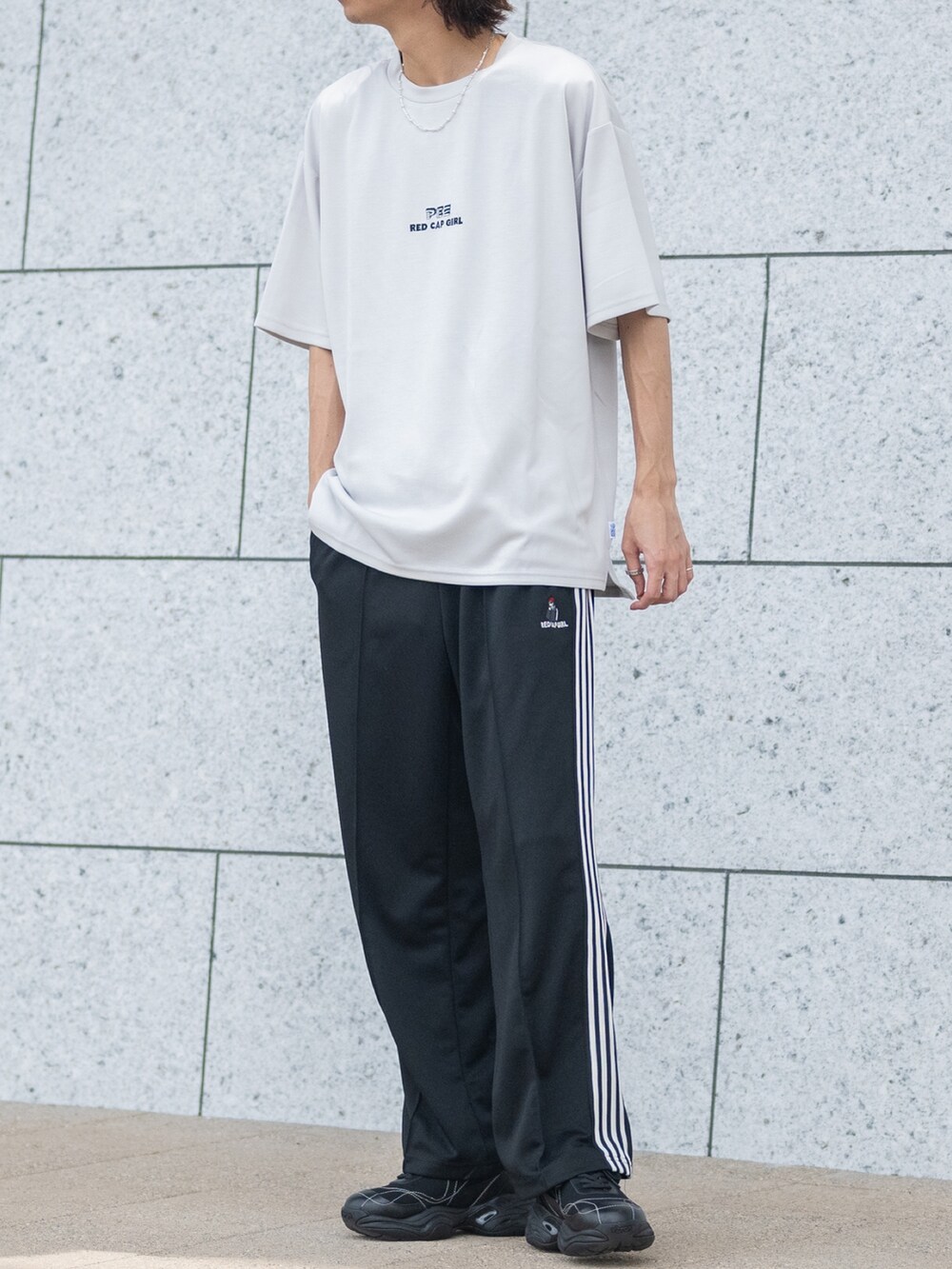 グレー系のTシャツ/カットソー、ホワイト系のその他パンツを着用したメンズの夏コーディネートの2枚目の写真