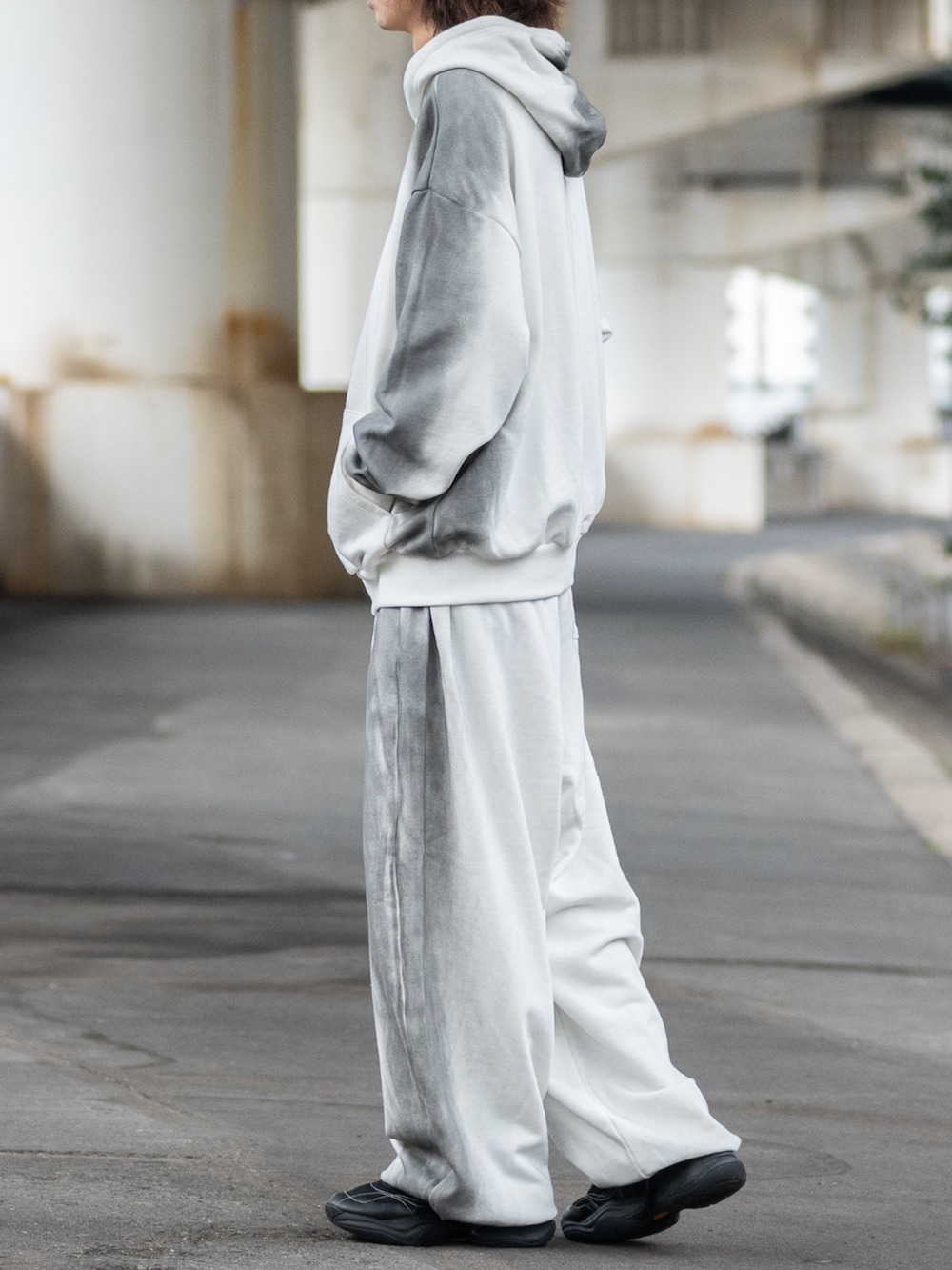 ホワイト系のパーカー、ホワイト系のスウェットパンツを着用したメンズの冬コーディネートの2枚目の写真