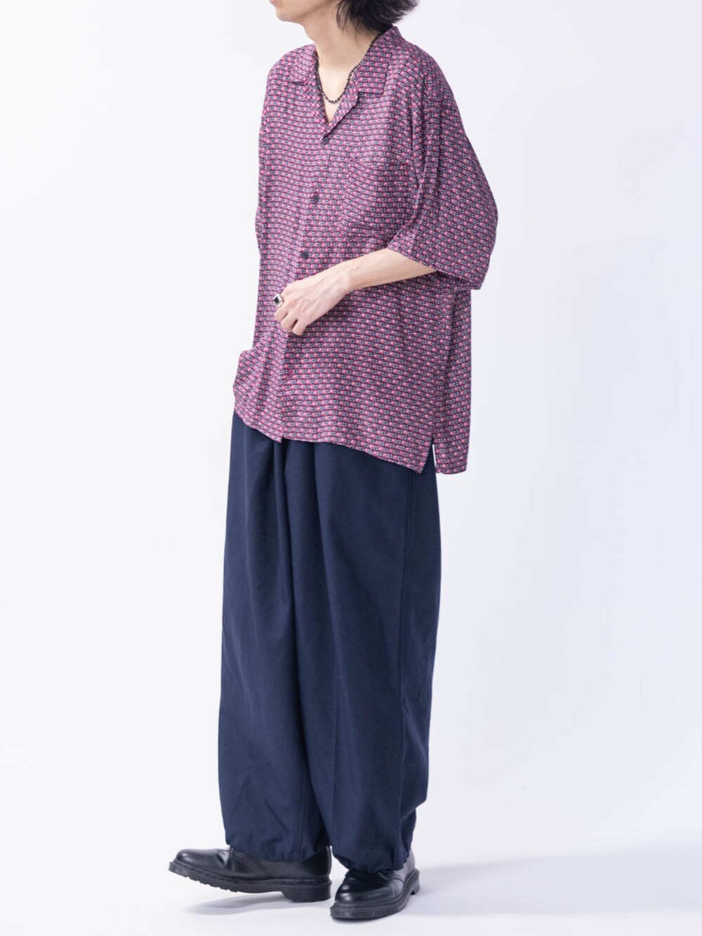 ブラック系のドレスシューズ、その他のシャツ/ブラウスを着用したメンズの夏コーディネートの2枚目の写真