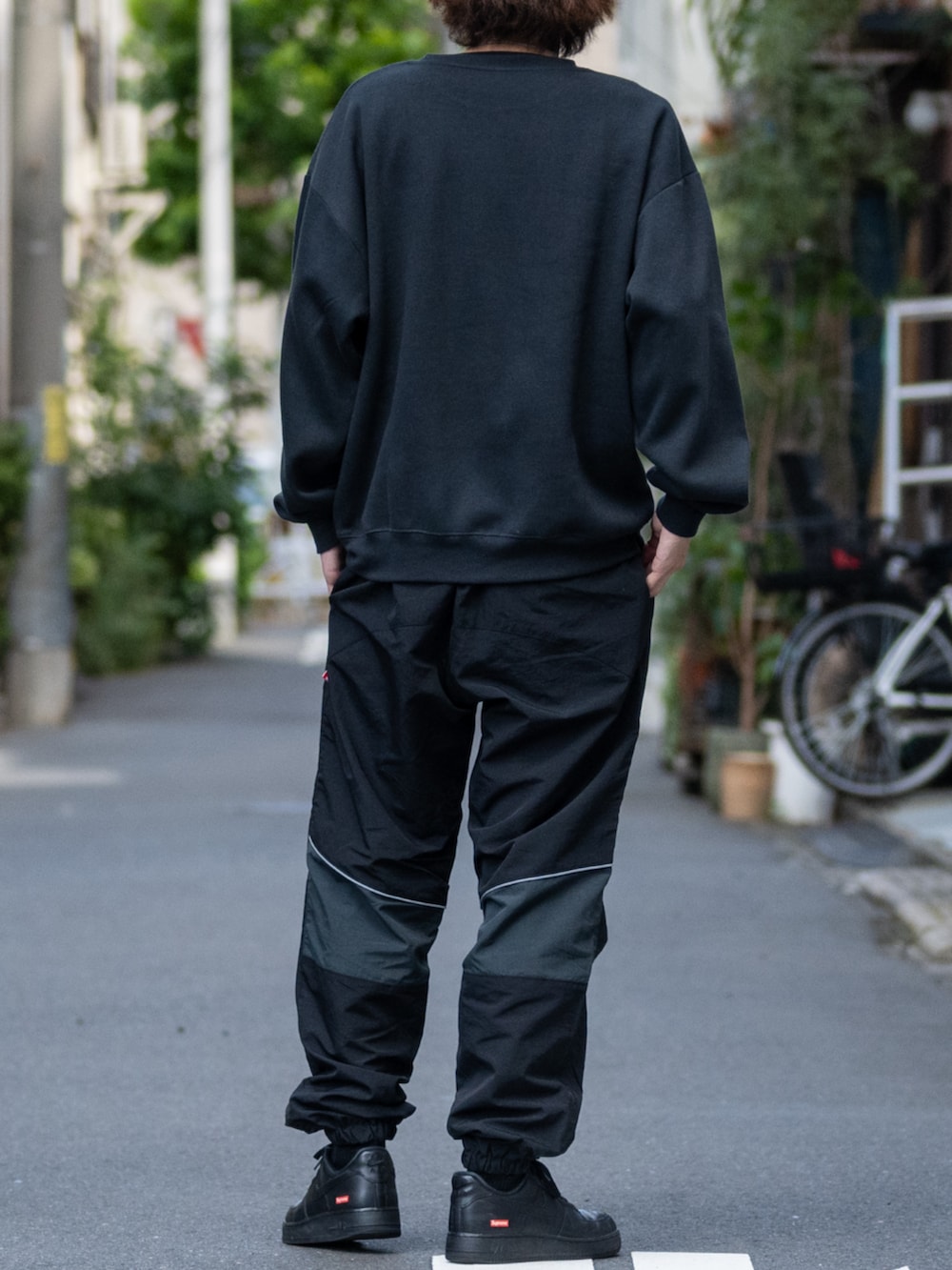 「古着MIX、日常に魔法を、セットアップ、スウェット、プチプラ、冬コーデ、スニーカー、韓国ファッション、シンプル、ストリートコーデ、redcapgirl、THRASHER、NIKE、johnscloset」｜「THRASHERの【3】〔THRASHER/スラッシャー〕ナイロンワッシャー 裏メッシュ パイピング ワイドパンツ（その他パンツ、ブラック系）」を使った、ますさん（メンズ・177cm）の秋コーディネートの3枚目の写真