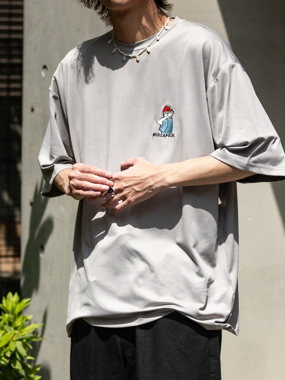 ベージュ系のTシャツ/カットソー、ブラック系のデニムパンツを着用したメンズの春コーディネートの2枚目の写真