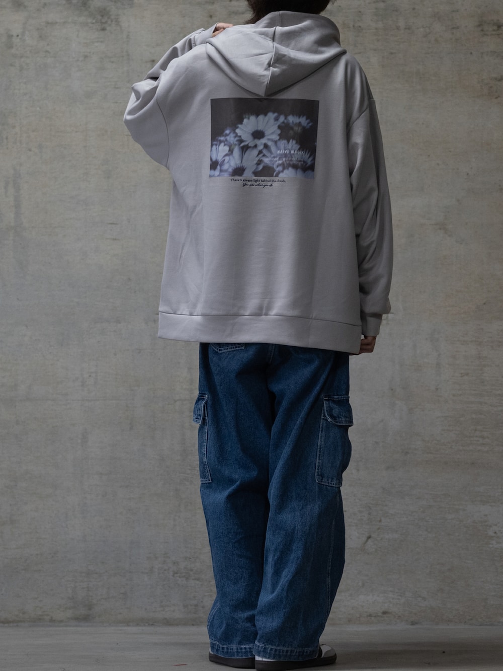 「秋服、きれいめカジュアル、ゆるコーデ、パーカー、デニムパンツ、カーゴパンツ、スニーカー、NAIVEMAGIC、johnscloset、JOHN'S CLOSET、OBEY、adidas、adidas samba」|「OBEYのアイテム(カーゴパンツ、ブルー系)」を使った、ますさん(メンズ・177cm)の秋コーディネートの2枚目の写真