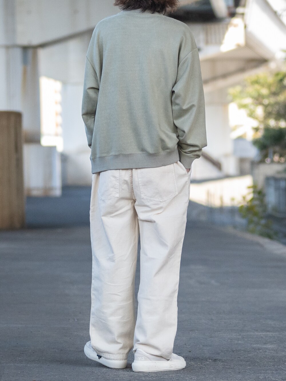 ブラック系のデニムパンツ、グリーン系のスウェットを着用したメンズの冬コーディネートの3枚目の写真