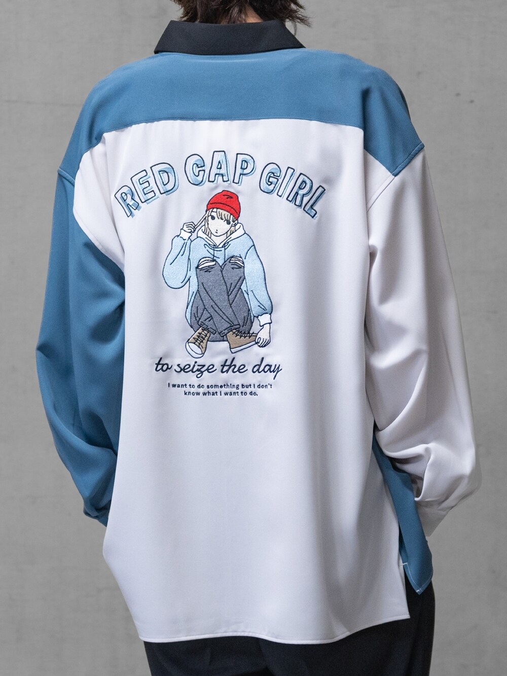 グレー系のシャツ/ブラウス、ブラック系のその他パンツ、ブラック系のドレスシューズを着用したメンズの夏コーディネートの3枚目の写真