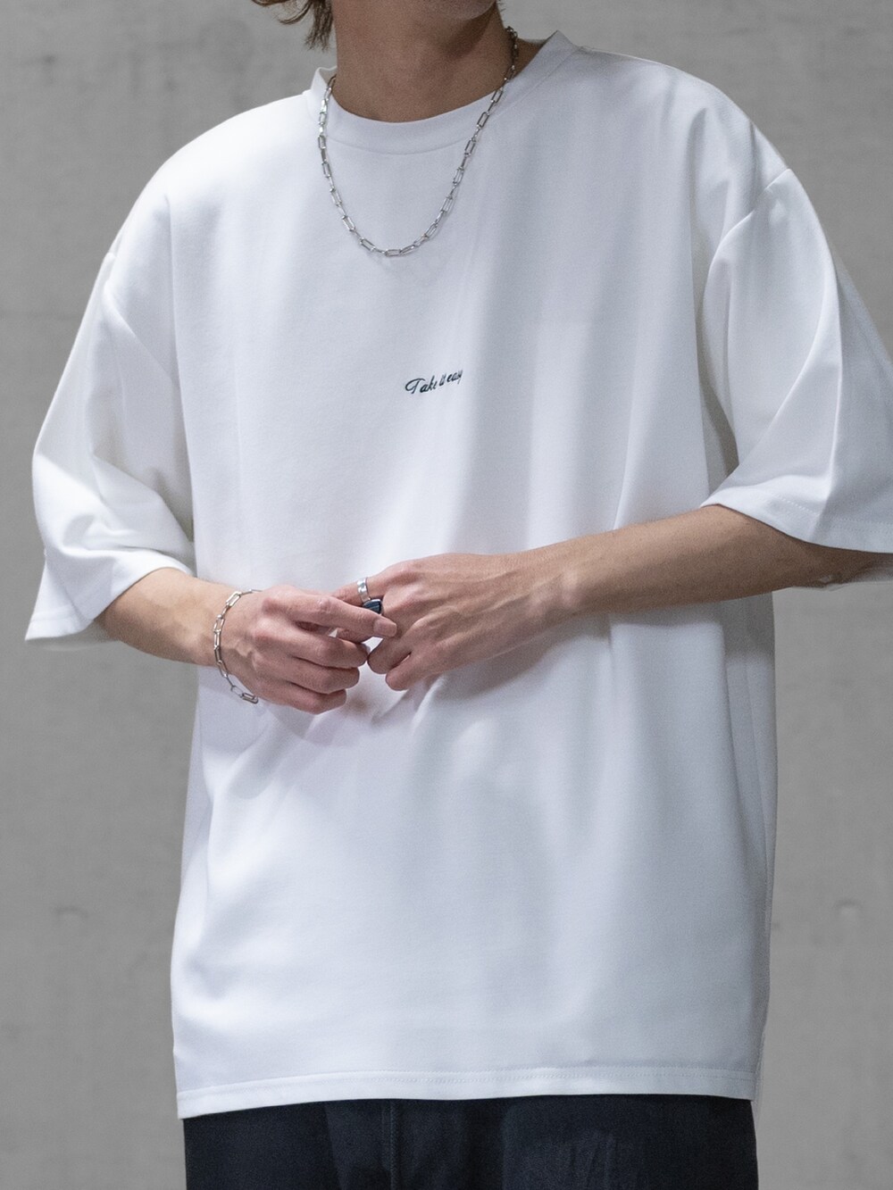 ブラック系のその他パンツ、ブラック系のドレスシューズ、ホワイト系のTシャツ/カットソーを着用したメンズの春コーディネートの5枚目の写真