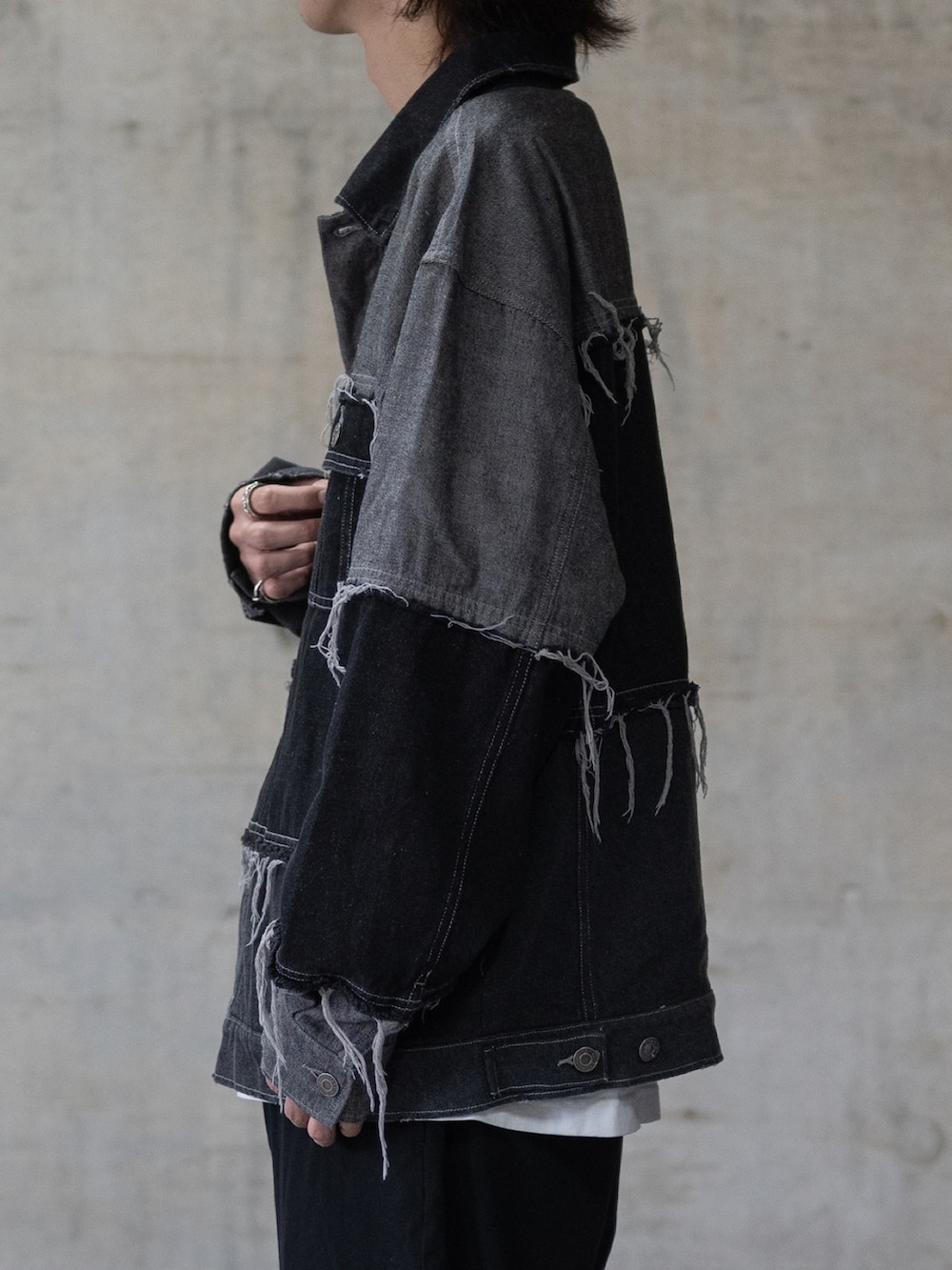 ブラック系のデニムパンツ、ブラック系のデニムジャケット、ブラック系のスニーカーを着用したメンズの冬コーディネートの3枚目の写真