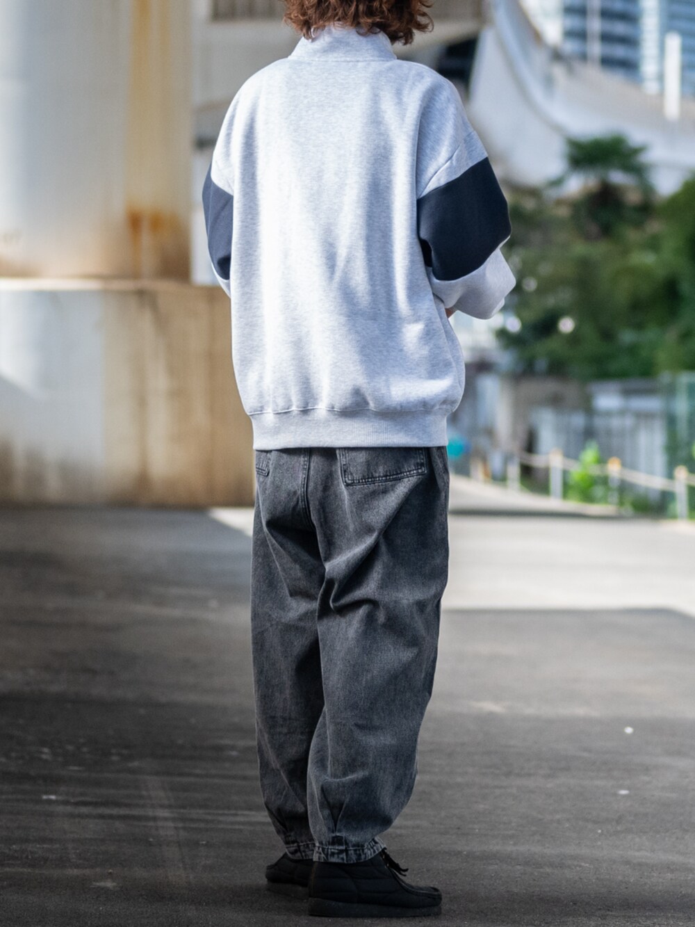 ブラック系のデニムパンツ、グレー系のスウェットを着用したメンズの秋コーディネートの3枚目の写真