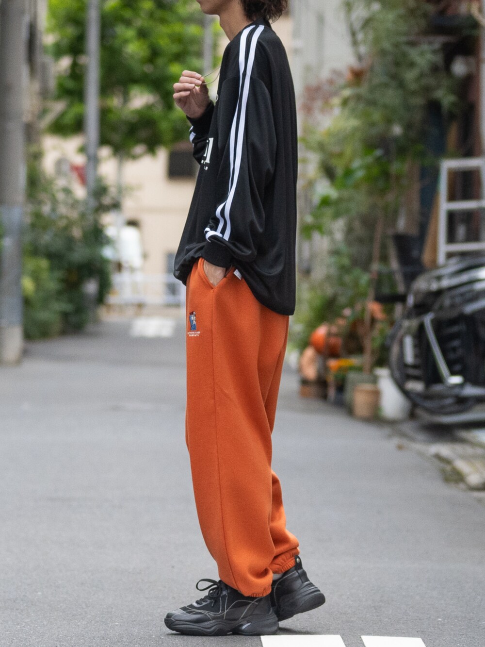「セットアップ、プチプラ、冬コーデ、スウェット、スニーカー、お出かけコーデ、johnscloset、redcapgirl、スポーツミックス、OAO」｜「Red Cap Girlの【a-r】〔Red Cap Girl/レッドキャップガール〕　 裏起毛 ワンポイント刺繍 ワイドスウェットパンツ（スウェットパンツ、オレンジ系）」を使った、ますさん（メンズ・177cm）の秋コーディネートの2枚目の写真